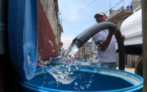 Falta de agua&hellip; un V&iacute;a Crucis todos los d&iacute;as