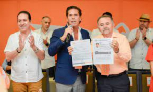 &lsquo;El diamante Negro se pinta de Naranja&rsquo;; Roberto Palazuelos se registra al Senado por MC