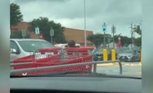 Exhiben en video a mujer que olvid&oacute; a su beb&eacute; en un carrito del supermercado