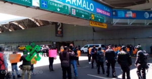 Padres de niños con cáncer bloquean el AICM, exigen medicamentos