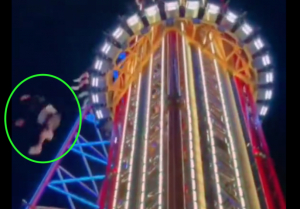 Ni&ntilde;o muere al caer de juego mec&aacute;nico en Orlando