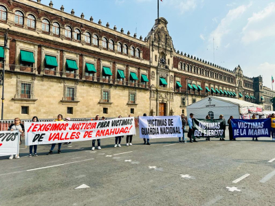 VIDEO Clausuran simb&oacute;licamente Palacio Nacional la FGR y CNDH por abusos de Fuerzas Armadas