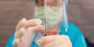 Recomienda la OMS aplicación de la tercera dosis grupos de riesgo