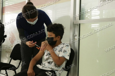 ACUDEN DECENAS DE CIUDADANOS A VACUNARSE CONTRA EL COVID-19 EN LA COLONIA PALMARES