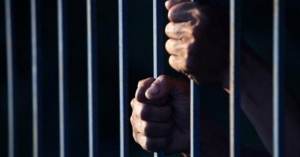 Diez años de cárcel a hombre que escupió a quien le pidió usar cubrebocas