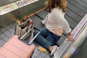 Mujer se atora en las escaleras el&eacute;ctricas y pierde la pierna