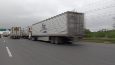 VIDEO Sigue d&eacute;ficit de operadores de tracto cami&oacute;n; Buscan llenar lugares con for&aacute;neos