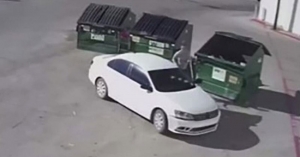 C&aacute;maras de video graban a mujer tirando su beb&eacute; reci&eacute;n nacido a la basura