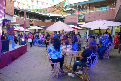 ARRANCA CON GRAN AMBIENTE EL CONCURSO DE KARAOKE &ldquo;CANTANDO EN EL MERCADO&rdquo;