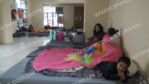 Migrantes varados en Nuevo Laredo sufren por bajas temperaturas