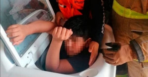 Rescatan en Puebla a niño que quedó atorado en una lavadora