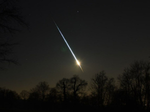 Graban ca&iacute;da de meteorito al chocar con la Tierra