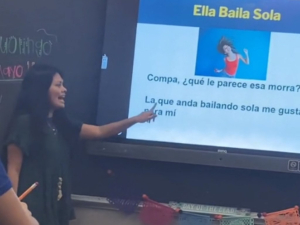 Maestra &lsquo;b&eacute;lica&rsquo; ense&ntilde;a espa&ntilde;ol con corrido de Peso Pluma