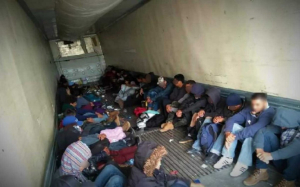 Rescatan a 93 migrantes hacinados en un cami&oacute;n en NL