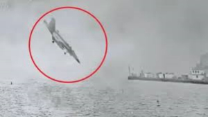 Captan momento en que avi&oacute;n militar cae en costas de San Diego