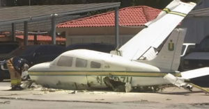 Avioneta se estrella al despegar de aeropuerto