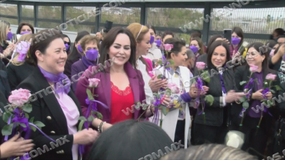 Conmemoran D&iacute;a internacional de la Mujer con abrazo a mitad de Puente Internacional