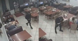 Hombre asalta taquer&iacute;a con pistola de juguete; cliente lo mata