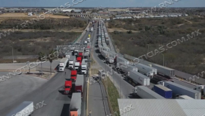 Escasez de operadores de carga afecta cruces en la frontera de Nuevo Laredo
