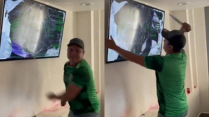 Aficionado estalla y apu&ntilde;ala su pantalla tras eliminaci&oacute;n del Tri