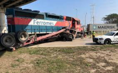 Da&ntilde;os materiales deja choque de tren con tr&aacute;iler en Altamira