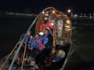 Rescatan a familia de migrantes del R&iacute;o Bravo, un ni&ntilde;o estaba inconsciente