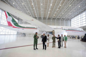 AMLO le ofrece el avi&oacute;n presidencial a Biden a cambio de aeronaves para combatir incendios