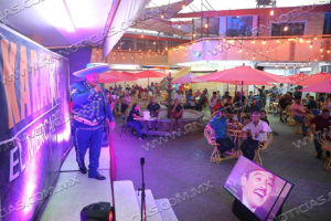 SE UNEN FAMILIAS PARA PRESENCIAR LA FINAL DEL KARAOKE EL MERCADITO