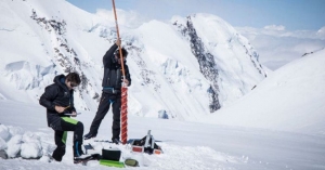 Extraen hielo prehistórico de Alpes italianos; investigan cambio climático