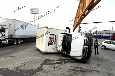 Sobrevive chofer a volcadura en Nuevo Laredo