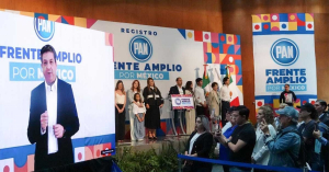 Desde lejos, se registra Cabeza de Vaca como aspirante presidencial