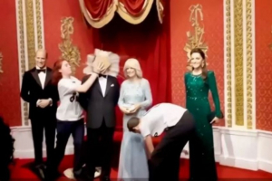Activistas dan pastelazo a la figura de cera de Carlos III