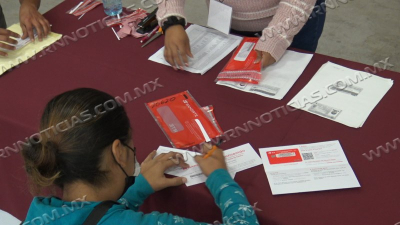 Inicia entrega de tarjetas para becas municipales