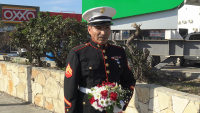 VIDEO Marino enamorado hace aparici&oacute;n en Nuevo Laredo este 14 de Febrero en espera de su amada