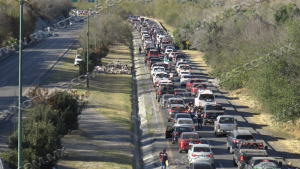 Regresan cientos de paisanos y causan filas kilom&eacute;tricas en Puente internacional