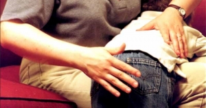 Castigar a niños con nalgadas les provocaría depresión y alcoholismo: estudio