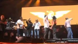 Colapsa templete durante cierre de campaña de MC en San Pedro; Jorge Álvarez Maynez se encontraba en él