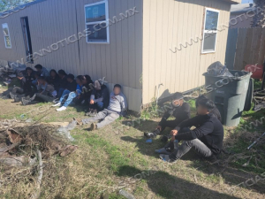 Agentes descubren a 16 migrantes dentro de un escondite en el sector de Laredo