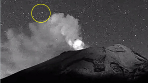 Captan un extra&ntilde;o objeto cerca del Volc&aacute;n Popocat&eacute;petl