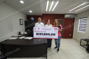 ENTREGA ALCALDESA DONATIVO RECAUDADO EN CONCIERTO DE FRANCISCO C&Eacute;SPEDES AL SISTEMA DIF