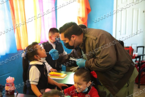 BRINDA GOBIERNO MUNICIPAL ATENCI&Oacute;N M&Eacute;DICA A ALUMNOS DE LA ESCUELA CORONELA