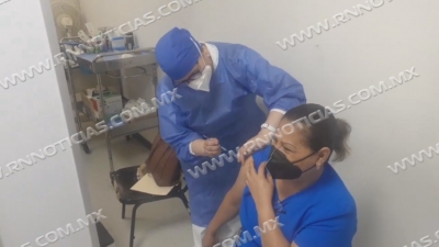 Aplican refuerzo anticovid a personal de salud de Nuevo Laredo