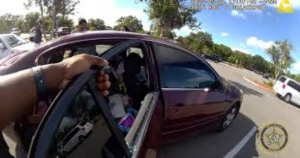 Polic&iacute;a rescata a beb&eacute; encerrado en un auto con el calor sofocante