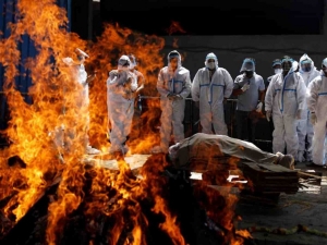 India incinera personas muertas por covid en plena calle; crematorios saturados