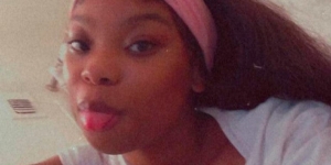 Mujer muere por disparo de su hijo mientras trabajaba en Zoom