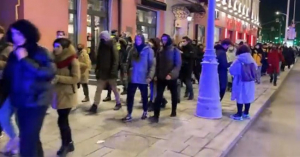 Cientos se manifiestan en Rusia contra la guerra; Gobierno amenaza con represiones