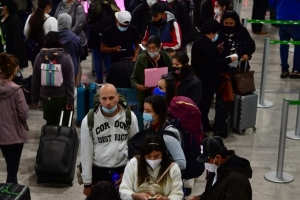 Aerol&iacute;neas mexicanas cancelan 55 vuelos por brotes de Covid-19