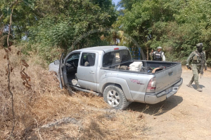 Se desatan balaceras en Michoacán; hallan cadáveres en una camioneta