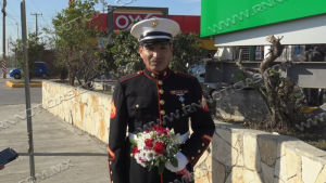 Marino enamorado hace aparición en Nuevo Laredo este 14 de Febrero en espera de su amada