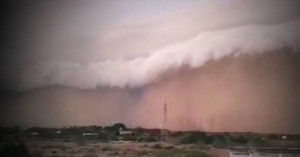 Impresionante tormenta de arena deja daños materiales en Sonora